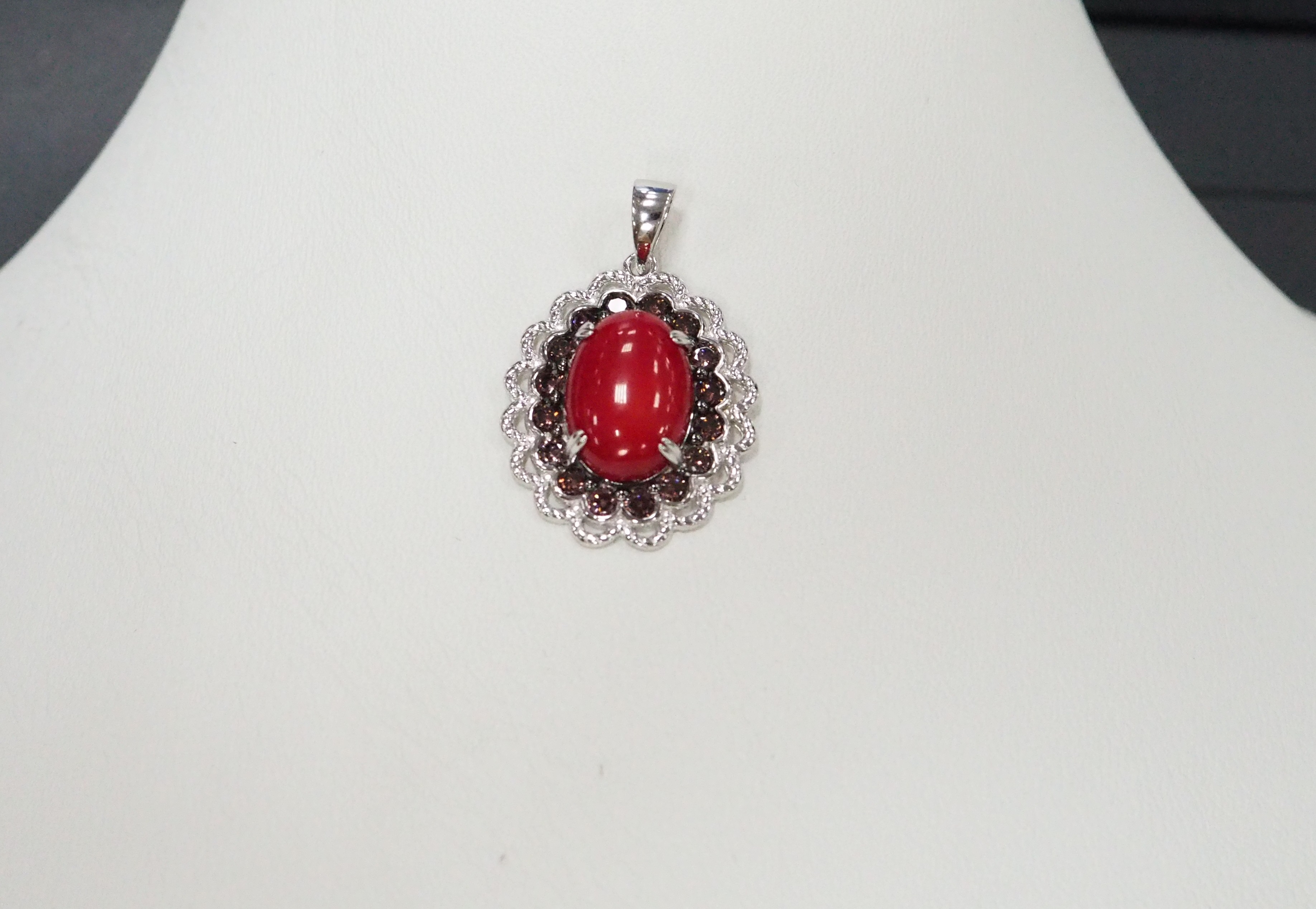 Серебряная подвеска с кораллом